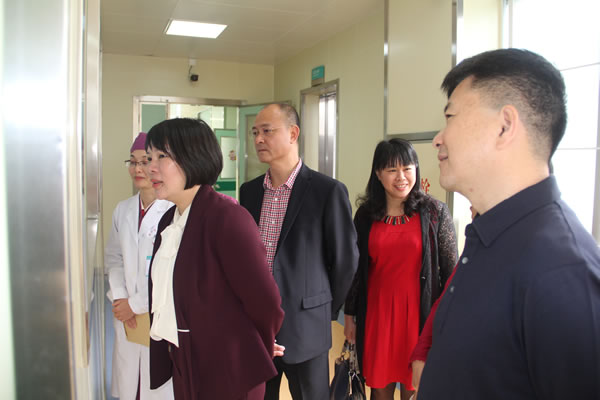 1.市委常委吴彩堂了解市人民医院春节期间各项工作运行情况.jpg