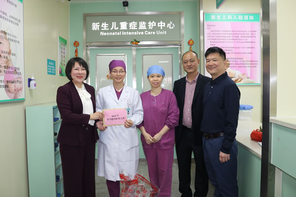 2.市委常委吴彩堂为市人民医院医务人员送上慰问金和慰问礼品.jpg