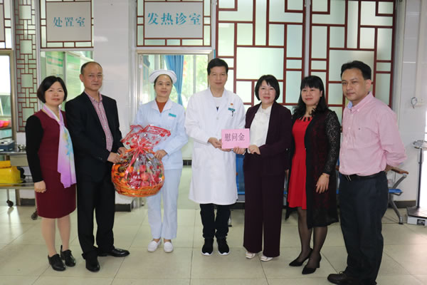 6.市委常委吴彩堂为市中医院医务人员送上慰问金和慰问礼品.jpg