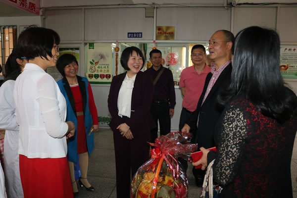 7.市委常委吴彩堂与市妇幼保健院医务人员亲切交谈.jpg