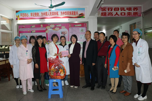 8.市委常委吴彩堂为市妇幼保健院医务人员送上慰问金和慰问礼品.jpg