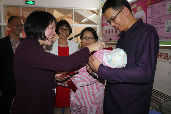 9.市委常委吴彩堂探望市妇幼保健院大年初一出生的“猪宝宝”..jpg