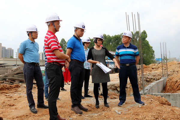 2.谢超武一行在市妇幼保健院新院建设项目现场开展督查.jpg