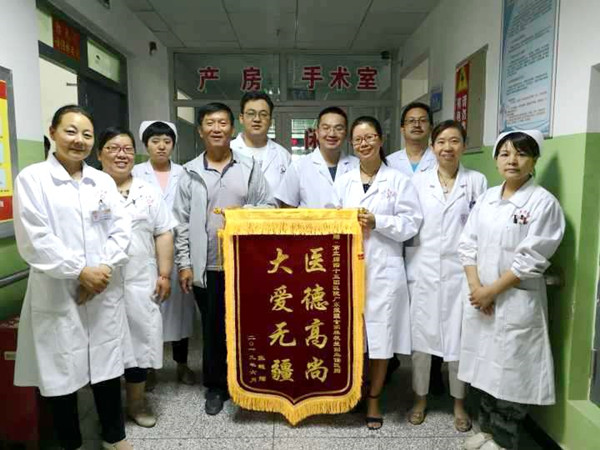 2.林秋兰等医护人员获赠锦旗_副本.jpg