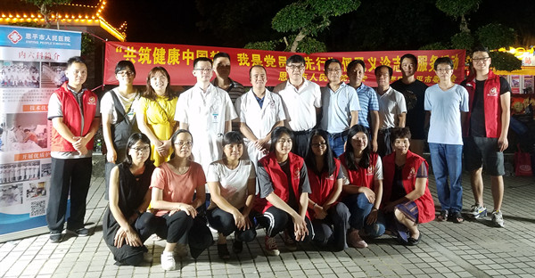 4.医务人员和志愿者合影_副本.jpg